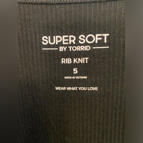 Torrid super soft rib v-neck novelty sleeve surplice black crop top - Picture 4 of 9